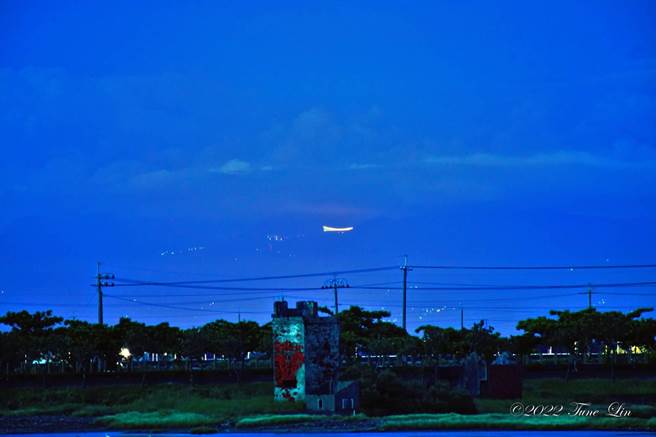 网友「Tune Lin」说，往北边则可见嘉义山区的太平云梯。（网友「Tune Lin」提供／张毓翎台南传真）