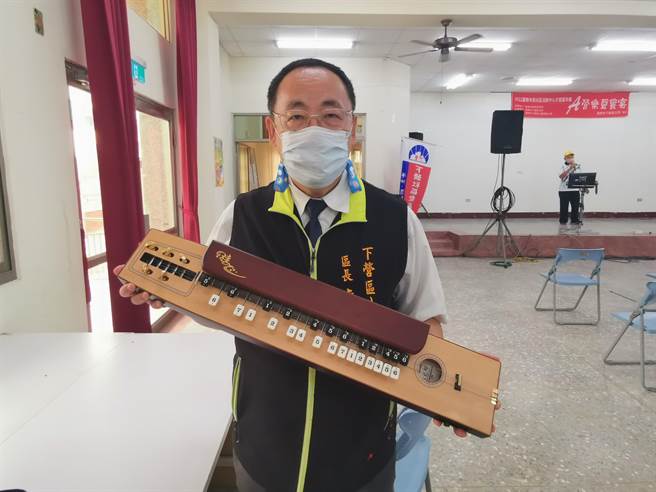 為鼓勵民眾學才藝，台南市下營區長李宗翰以身作則學日本大正琴。（劉秀芬攝）