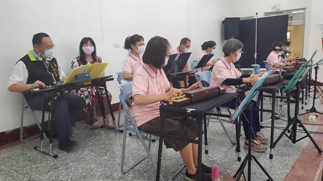 為鼓勵民眾學才藝，台南市下營區長李宗翰(後排左)以身作則學日本大正琴，14日於社區活動時演出。（劉秀芬攝）
