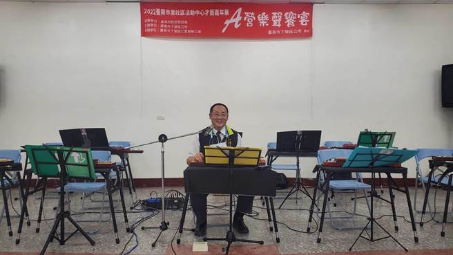 為鼓勵民眾學才藝，台南市下營區長李宗翰以身作則學日本大正琴，14日於社區活動時演出。（劉秀芬攝）