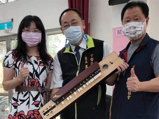 為鼓勵民眾學才藝，台南市下營區長李宗翰(中)以身作則，向陳麗卿(左)學日本大正琴。（劉秀芬攝）