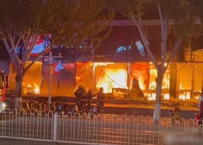 内蒙鄂尔多斯市购物中心13日晚间发生火警，造成2人死亡。外界怀疑起火点华为手机店内所展示华为电动车有关，该公司回应称，失火时该车后台纪录状态正常。（图／东网）