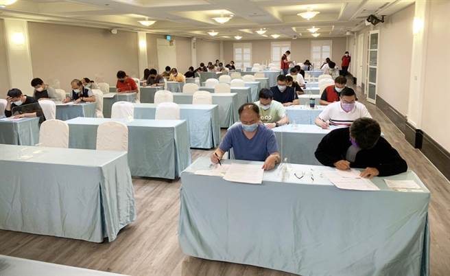 动力小船驾驶测验，学科测验于福华渡假饭店会议室举行。（交通部航港局提供）