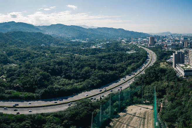 新北市土城弹药库将变更为司法园区，未纳入和平路以南近78公顷的土地，地方里长近期接获9成私有地主反映，希望市府建议立院迁建至以南土地、或是开发科学园区。（城乡局提供）