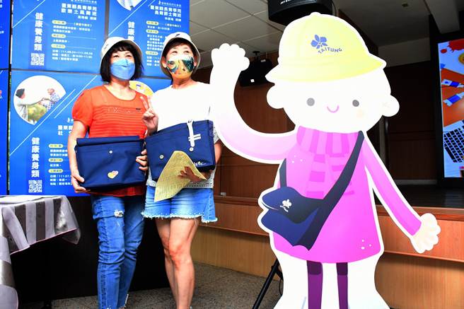 台东长青学苑线上报名开跑，长辈带着专属书包、帽子开心上学去。（庄哲权摄）