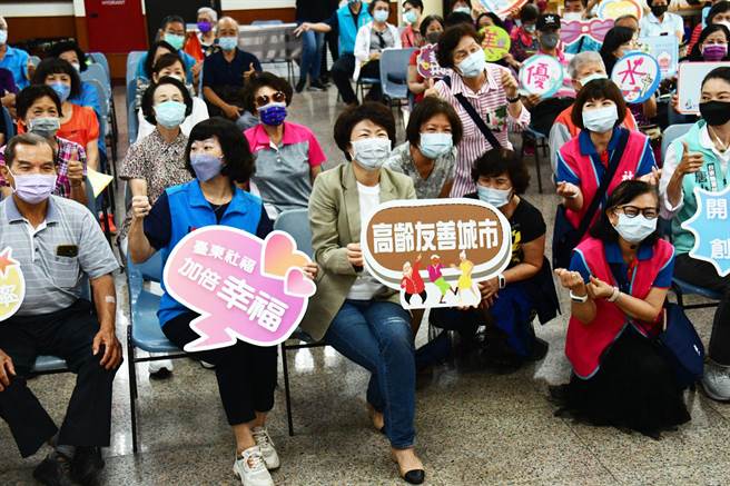 台东县政府社会处今天办理「长青学苑2.0开跑仪式」。（庄哲权摄）