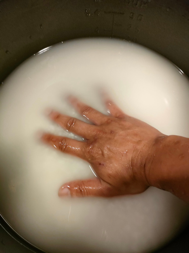 该名男网友的阿公利用手掌关节处，判断水量的多寡。（图／翻摄自脸书社团爆废公社）