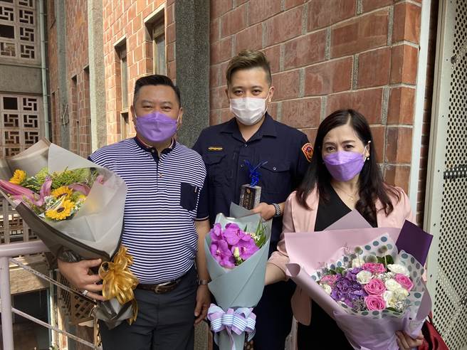 獲獎的刑警大隊偵查佐陳宏恩（中），其父親（左）也是蘭城警英獎第一屆的模範警察，父親開心說「後浪推前浪，以兒子為榮」。（吳佩蓉攝）