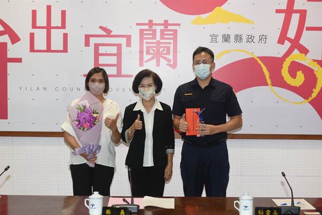 蘇澳分局澳花派出所副所長松曉成，去年執行山難搜救工作救援8名登山客，又順利尋獲1名女子登山失聯案，並安全護送登山客；松曉城說，這些都是警察應做的事情，每次看到焦慮的家屬放心後，心裡就會感到踏實。（宜蘭縣警察局提供／吳佩蓉宜蘭傳真）