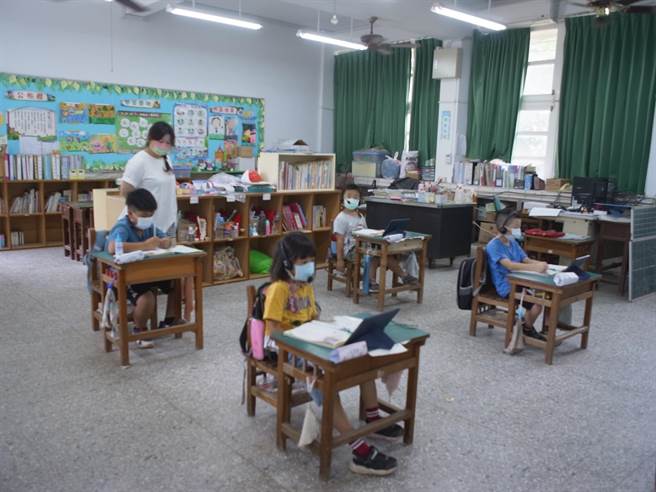 云林县政府宣布线上教学，偏乡学生到校率竟逾7成。（张朝欣摄）
