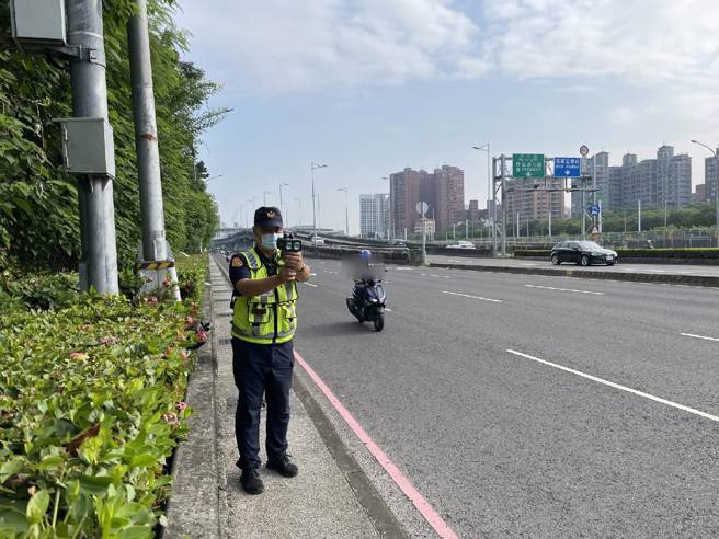 高雄市政府警察局针对全市重要路段，加强超速、酒后驾车、闯红灯、转弯未依规定等易肇事违规行为稽查取缔，大幅减低伤亡。(高雄市警察局提供)