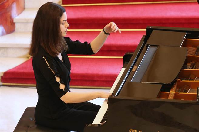 俄國鋼琴家茲拉塔．喬基耶娃（Zlata Chochieva）首度來台，將於指揮家陳美安、國家交響樂團同台，在北高兩地演奏蕭邦第一號鋼琴協奏曲。（杜宜諳攝）