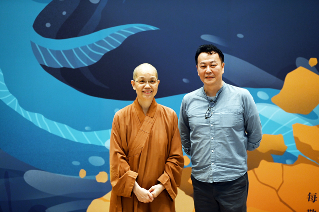 佛光山中區總住持覺居法師(左)講師黃國珍合影於「未來與希望」系列講座主視覺前。(圖/佛光山惠中寺提供)