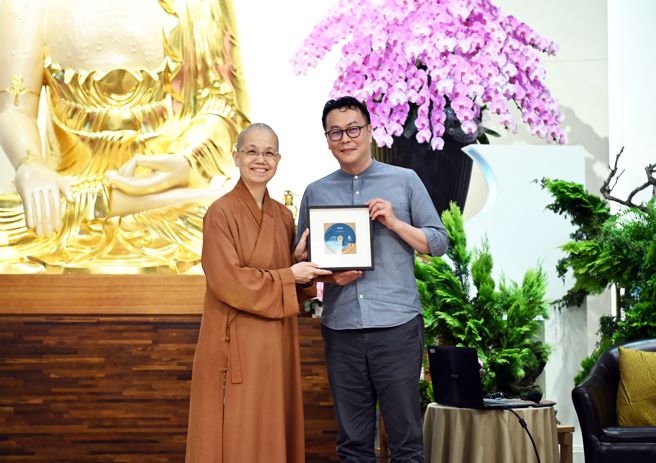 佛光山中區總住持覺居法師(左)致贈講座光碟感謝黃國珍老師（右）。(圖/佛光山惠中寺提供)