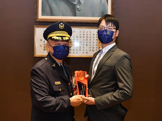 台中市政府警察局長蔡蒼柏（左）表揚豐原分局偵查隊偵查佐魏銘儀（右）。（警方提供）
