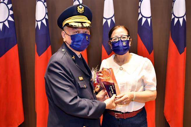台中市政府警察局長蔡蒼柏（左）表揚豐原分局長室工友詹淑薰女士（右）。（警方提供）