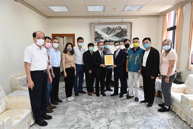 社團法人桃園市牙醫師公會理事長葉忠武今天向警方捐贈獎勵慰問金。（警方提供）