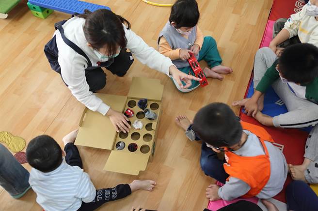 伊甸投入兒童早期療育29年，目前有提供時段、到宅或是日托班等不同的服務形式，並不定期舉辦外展服務，帶著遊具和教具、開著早療行動車到各地進行宣廣。（伊甸基金會提供／林良齊台北傳真）