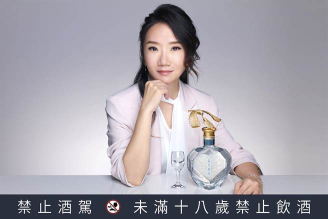 陶晶莹认为爱情就像比翼鸟一样互相扶持，共同面对挑战。（品牌提供）