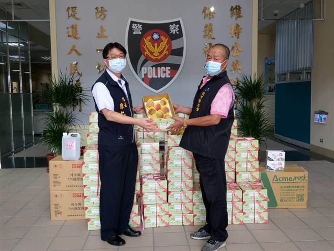桃園市警察之友會捷警辦事處於14日準備酒精、口罩等防疫物資以及水果禮盒，贈送給捷運警察隊同仁。（桃園捷警隊提供／陳夢茹桃園傳真）