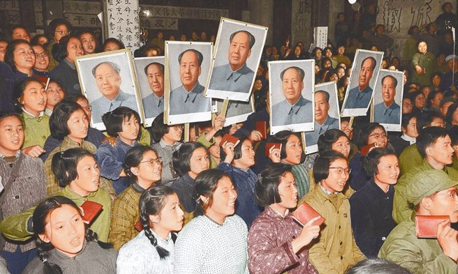 1967年上海「一月风暴」的照片，显示上海女学生举着毛泽东的画像，响应文化大革命。（古家彦彩色復原）（图／徐宗懋图文馆facebook）