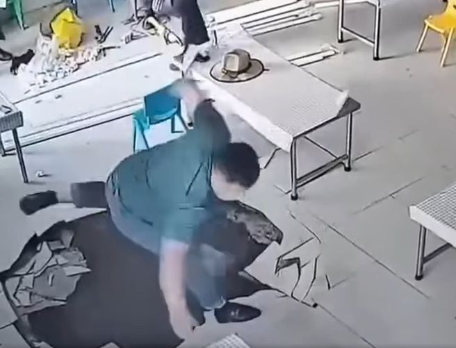 男子椅子下地板突然塌陷，他一个跨步闪过，差点摔入「巨坑」。（翻摄自脸书爆废公社）