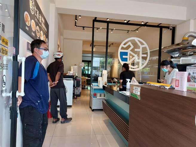 台南市西港區一家滷肉飯虱目魚料理店6月起推出待用餐，短短2星期已有近百份捐贈贊助。（劉秀芬攝）