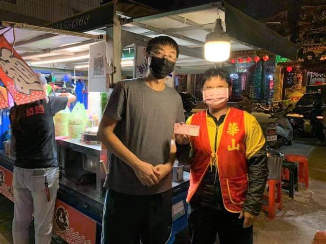 台南市一家拉麵行動餐車老闆推出待用餐已經1年多，也與社福團體合作，提供孤老待用餐兌換券。（陳士弘提供／劉秀芬台南傳真）