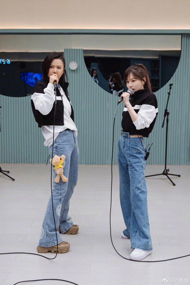 王心凌(右)在《浪姐3》与谭维维(左)搭檔，在排练中培养好默契。（图／取自两人微博）