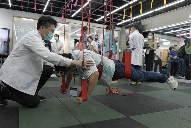 嘉义县大林慈济医院高功能运动中心今天开幕，未来能提供运动选手、民眾客制化运动处方等治疗。（大林慈济医院提供／张亦惠嘉县传真）