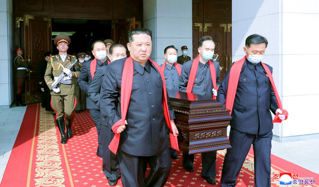 金正恩「人生导师」、北韩人民军元帅玄哲海（Hyon Chol Hae）5月中旬病逝，金正恩为他盛大举行国葬。（图／TPG、达志影像、北韩朝中社提供）