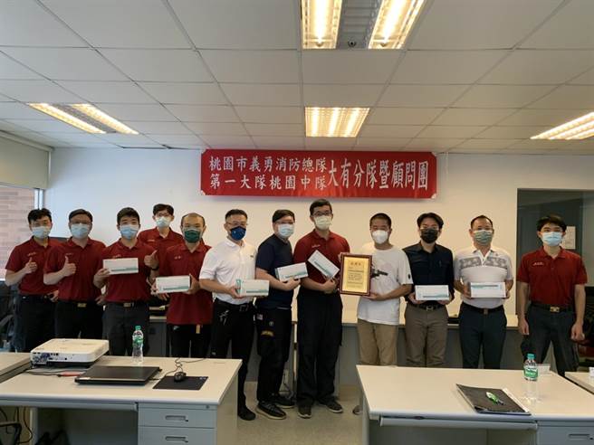 桃园市大有义消顾问团捐赠快筛试剂捐赠250个快筛试剂做为消防后盾。(消防提供)