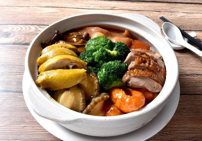 （圆山大饭店金龙餐厅「蜑家福寿盆菜」，荣获2022亚太十大名菜点金奖。图／圆山大饭店提供）