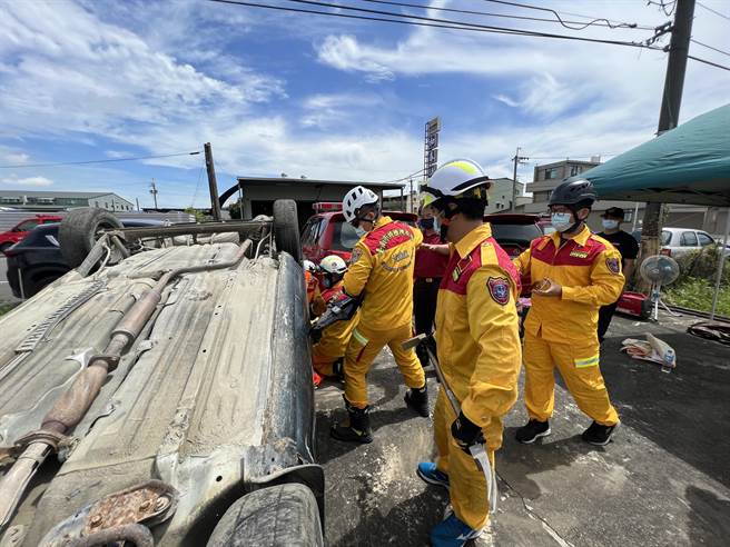 台南市消防局第2大隊於13日起舉辦為期3天的車禍救援訓練，以提升消防同仁車禍救援的技術能力。（台南市消防局提供／劉秀芬台南傳真）