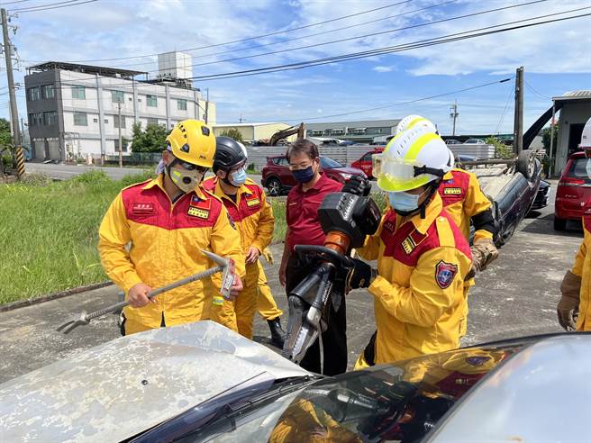 台南市消防局第2大隊於13日起舉辦為期3天的車禍救援訓練，以提升消防同仁車禍救援的技術能力。（台南市消防局提供／劉秀芬台南傳真）