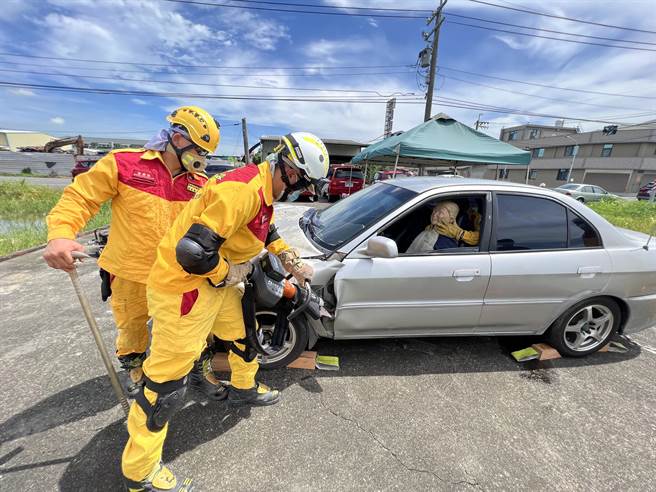 台南市消防局第2大隊於13日起舉辦為期3天的車禍救援訓練，以提升消防同仁車禍救援的技術能力。（台南市消防局提供／劉秀芬台南傳真）