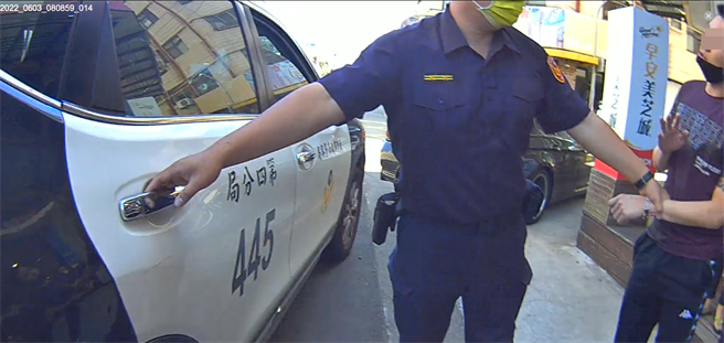 台中市警四分局春社派出所员警，在巡罗中机灵查获陈姓通缉犯。(警方提供／林欣仪台中传真）