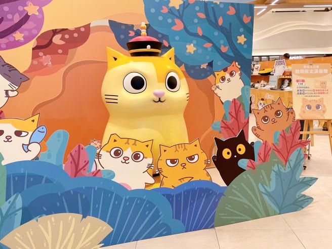 远东巨城超人气猫咪「黄阿玛」大型公仔登场，让消费者拍照打卡。（远东巨城提供）