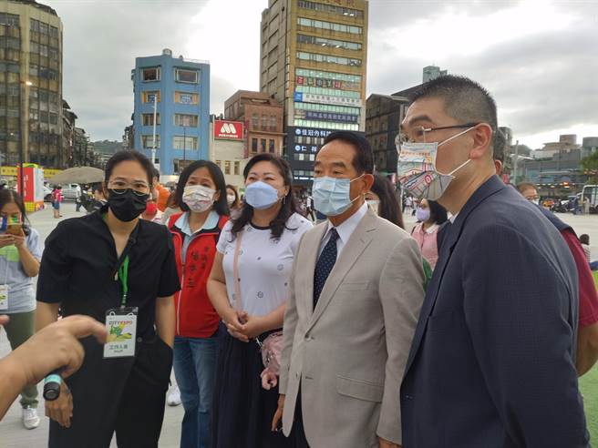 亲民党主席宋楚瑜（右二）来到基隆参访，看看女儿宋镇迈（左一）设计的国门广场，国民党基隆市长参选人谢国梁（右一）、基隆市长林右昌夫人吴秋英（左三）陪同。（张志康摄）