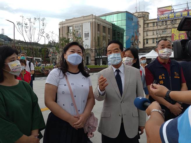 宋楚瑜在吴秋英面前，盛讚林右昌让基隆有很大的改变。（张志康摄）