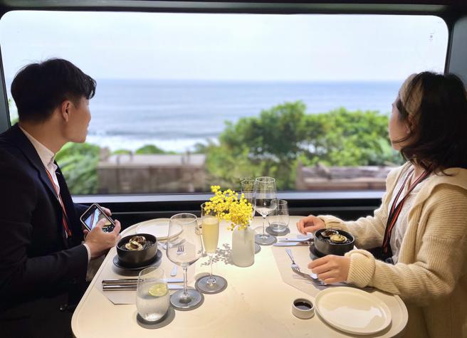 雄獅旅遊今（14）日上午10時開賣10至12月之10趟次「鳴日號觀光列車」、9趟次「鳴日廚房」列車行程，開賣5分鐘內便熱銷一空；圖為「鳴日廚房」之餐廳。（何書青攝）