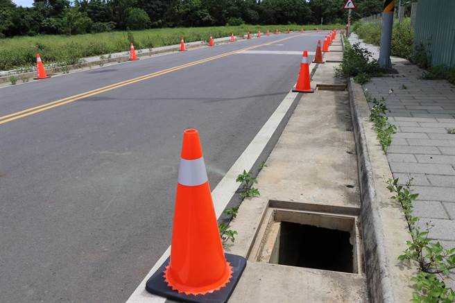 桃园市观音区草漯重划区第六区内，多处路段的水沟盖遭窃，目前已放置警示三角锥。（蔡明亘摄）