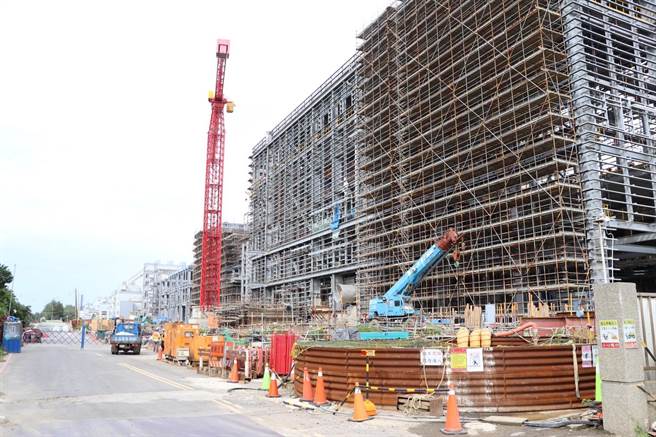 桃园市观音区大潭电厂昨发生8号机鹰架倒塌工安事故，造成6名工人受伤。（蔡明亘摄）