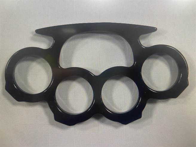 警方到场后从动手男子身上查扣出手指虎。（警方提供／李奇叡新北传真）
