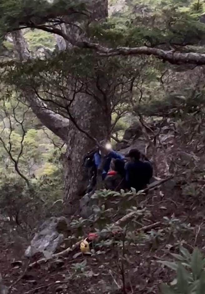现场架设拖拉系统协助王男返回登山步道。（台中市消防局提供）