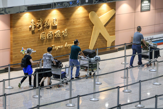 Omicron新變異株BA.4、BA.5來勢洶洶，是否會進入台灣社區也引起外界關注。圖為桃園機場入境旅客。（陳麒全攝）