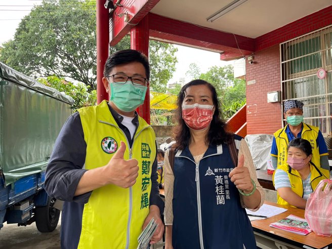 黄桂兰替郑宏辉着想，怕他因为跑行程饿肚子，特别准备两份便当让郑宏辉带回去吃，超级贴心。（取自郑宏辉脸书）