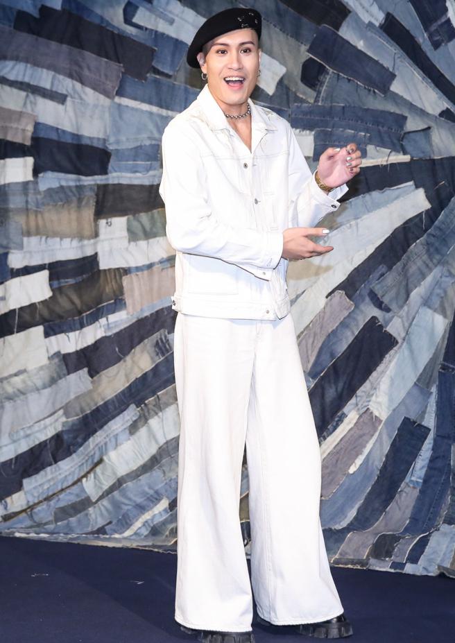 YELLOW黄宣开心分享入围金曲奖心情。（陈俊吉摄）