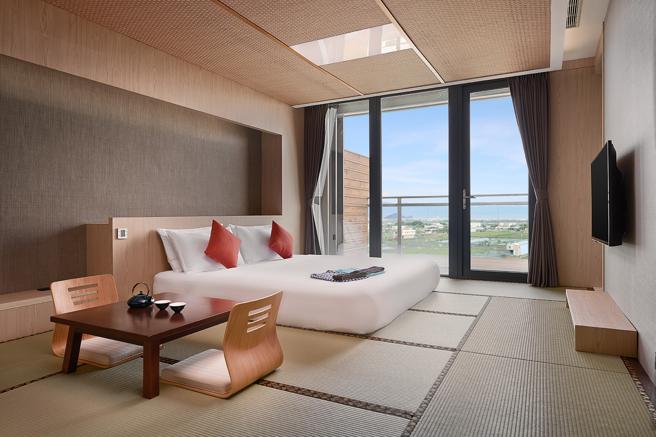 以经典和室设计风格打造的「润」海景套房，可欣赏到龟山岛海景与唯美日出与月升。（宜兰绿舞国际观光饭店提供）