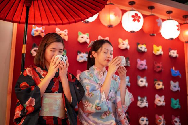 宾客可换穿多样花色选择的经典浴衣，体验正统抹茶文化，不用出国也能重温日本魅力。（宜兰绿舞国际观光饭店提供）